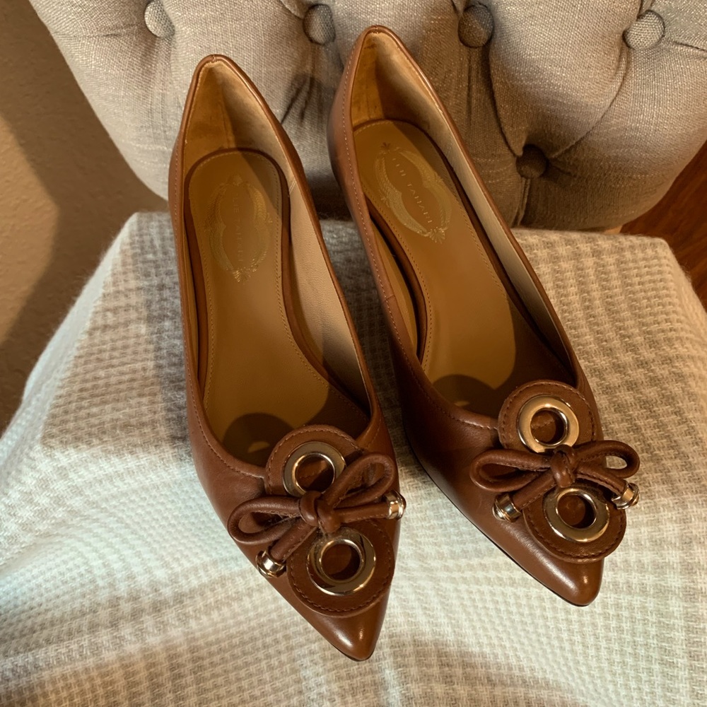 Elie Tahari Women’s shoe Euro size 38 Kitten heel.